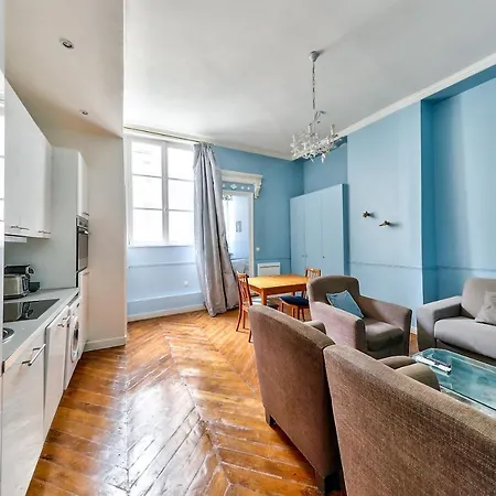 Palais Royal Apartment *